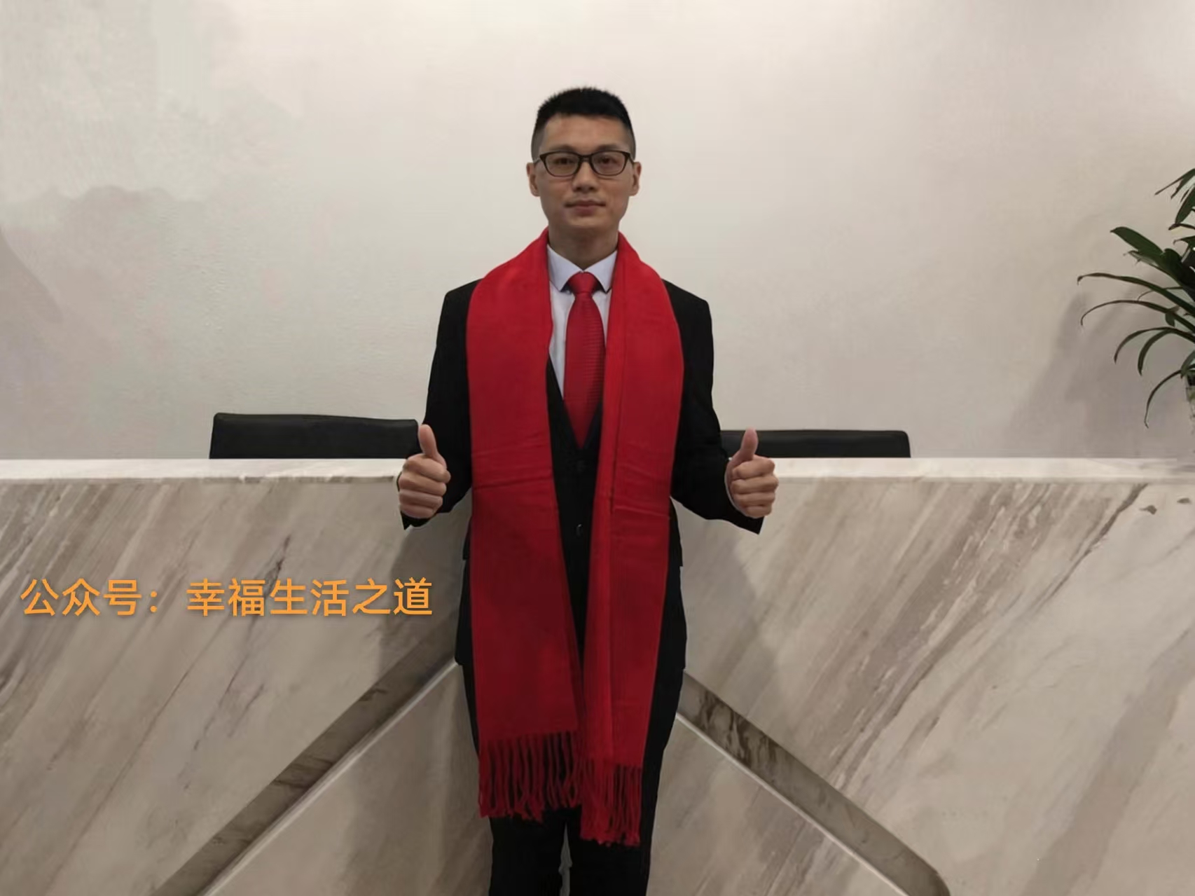 胡朕恺正装.jpg